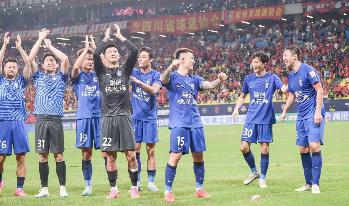 两人来到特护病房的楼层，发现从电梯口开始，到休息厅、走廊，全部站满了人。